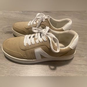 Women’s casual shoe